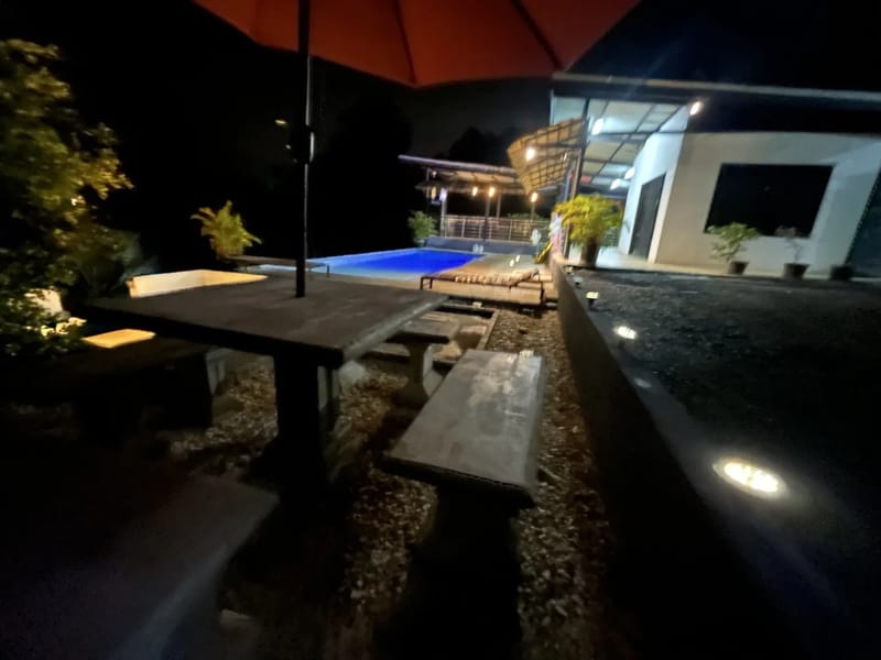 Zona junto a la piscina