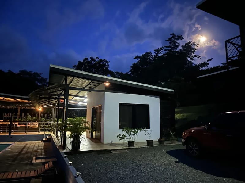 Exterior al anochecer