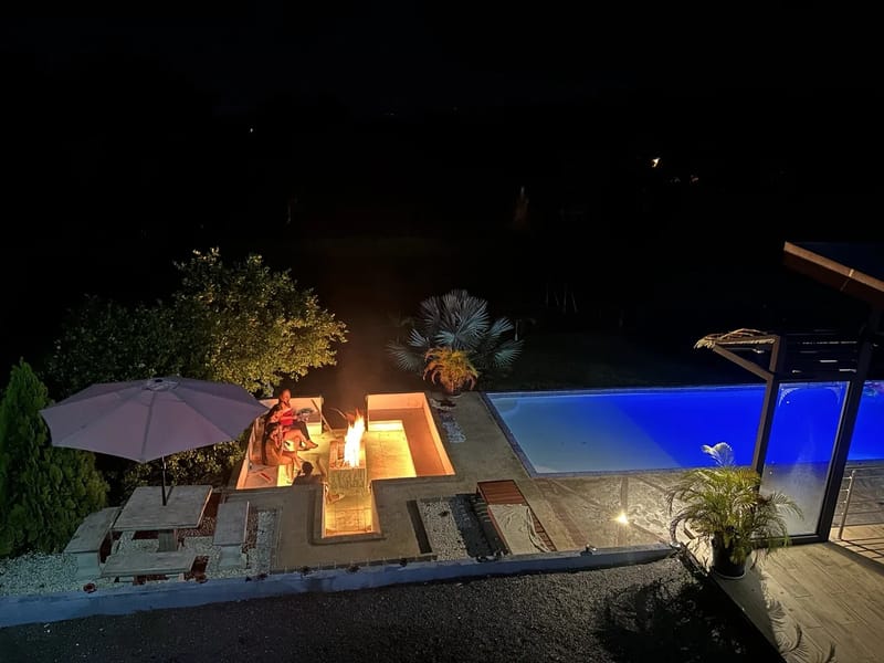 Piscina y terraza por la noche