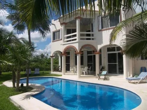 JB-03 — Jade Bay Beach Front Villa with Outdoor Kitchen and Bar