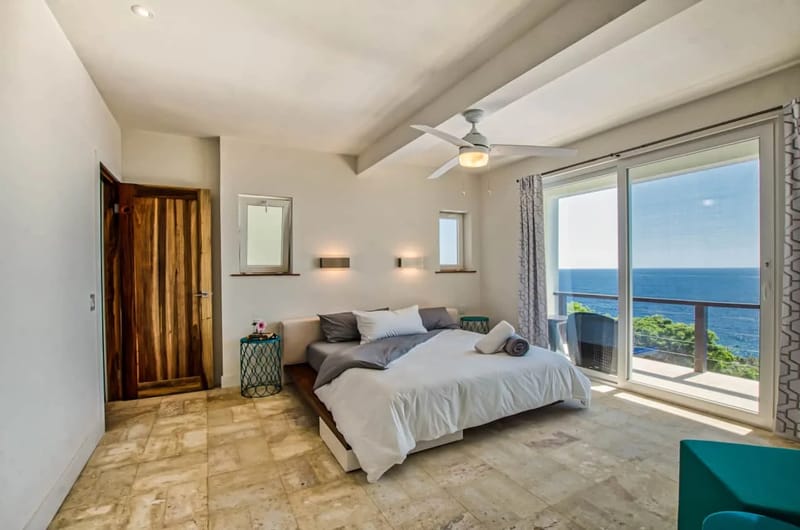 Dormitorio con vista al mar