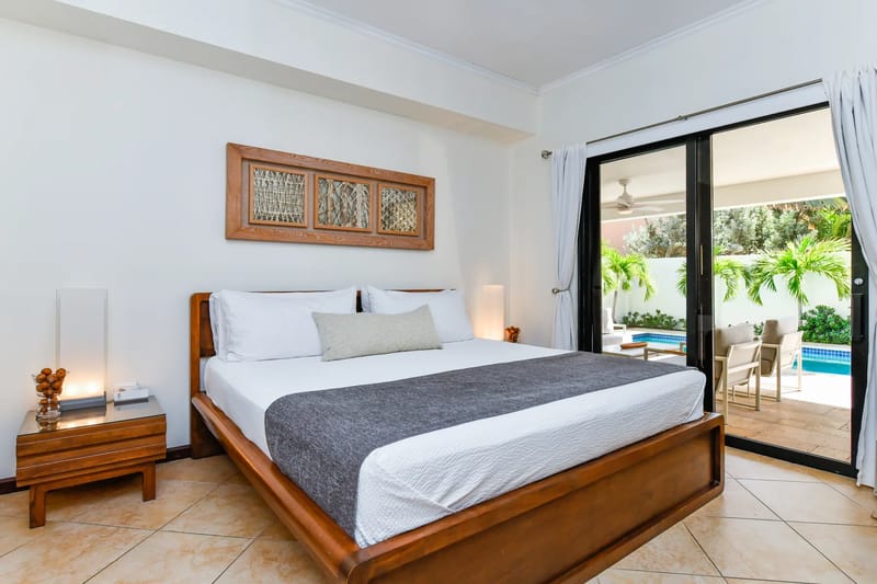 Dormitorio con cama king