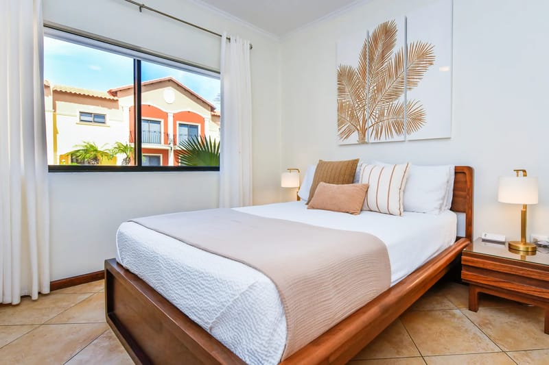 Dormitorio con cama queen