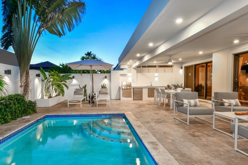 Piscina privada y patio