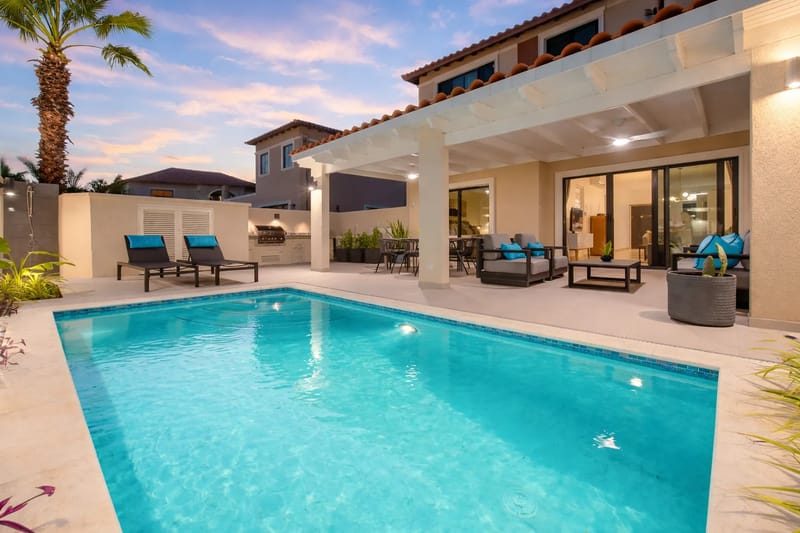 Piscina privada y patio