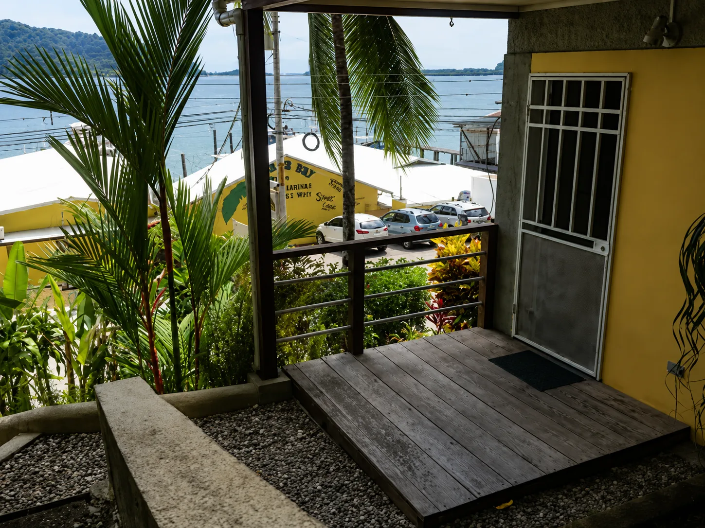 Terraza con vista al mar en un alojamiento vacacional en Golfito