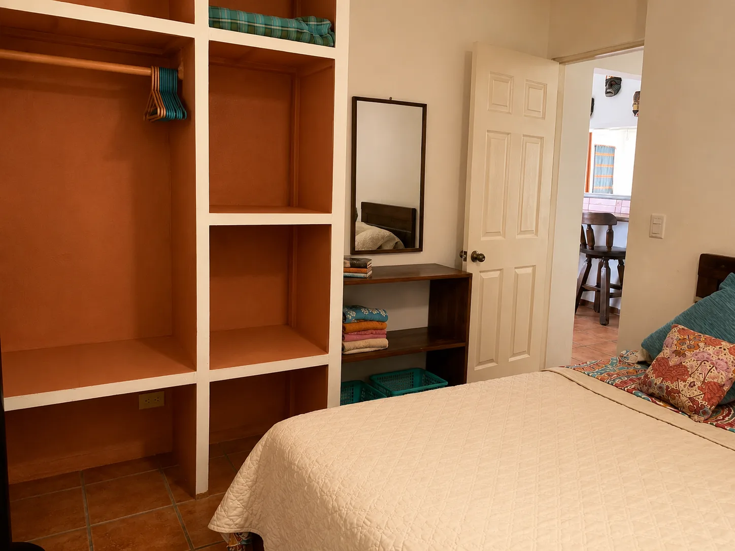 Dormitorio en un alojamiento vacacional en Golfito con estantes empotrados