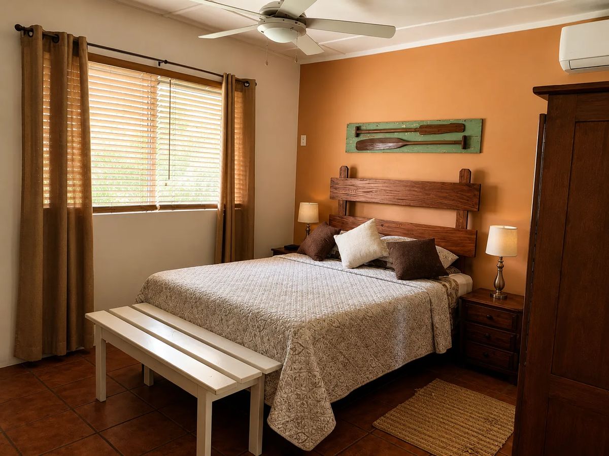 Dormitorio en un alojamiento vacacional en Golfito, en Isla Vista Villa