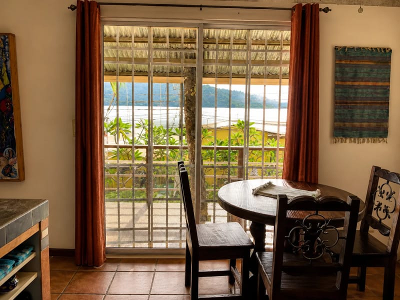 Comedor en un alojamiento vacacional en Golfito con vista al mar.