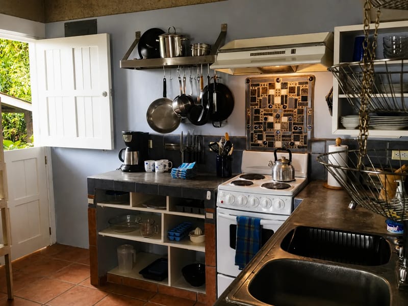Cocina en un alojamiento vacacional en Golfito con una cocina blanca.