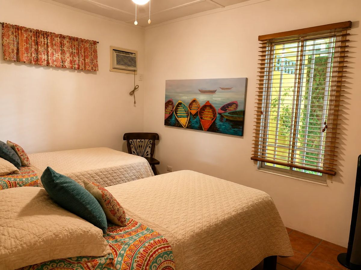 Dormitorio en un alojamiento vacacional en Golfito con camas individuales.
