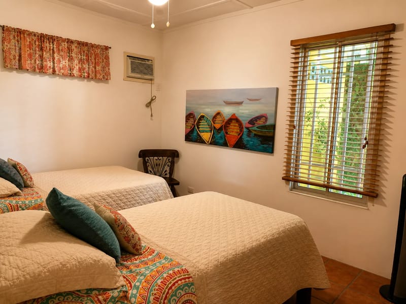 Dormitorio en un alojamiento vacacional en Golfito con camas individuales.