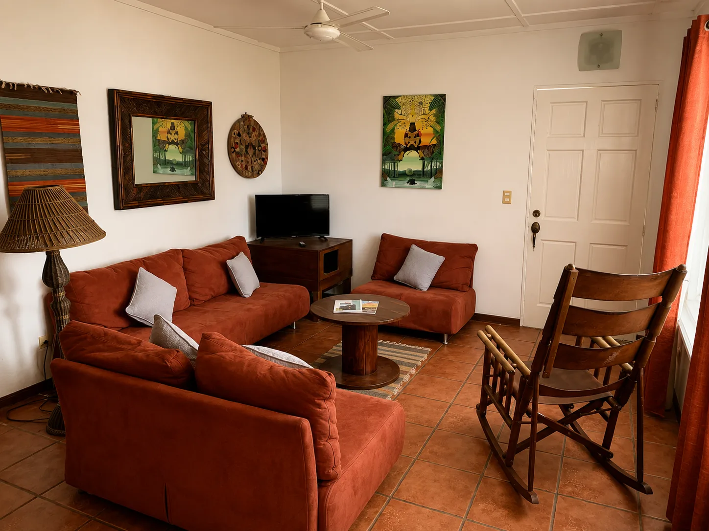 Sala de un alojamiento vacacional en Golfito.