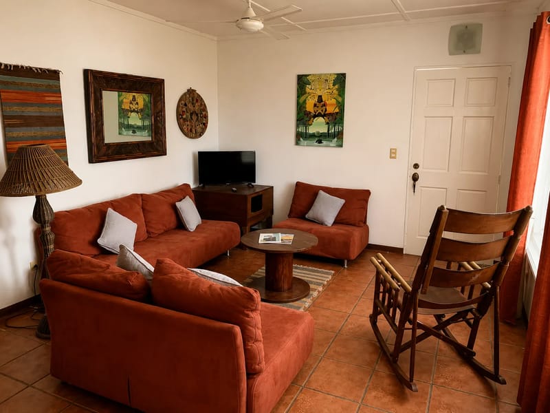 Sala de un alojamiento vacacional en Golfito.