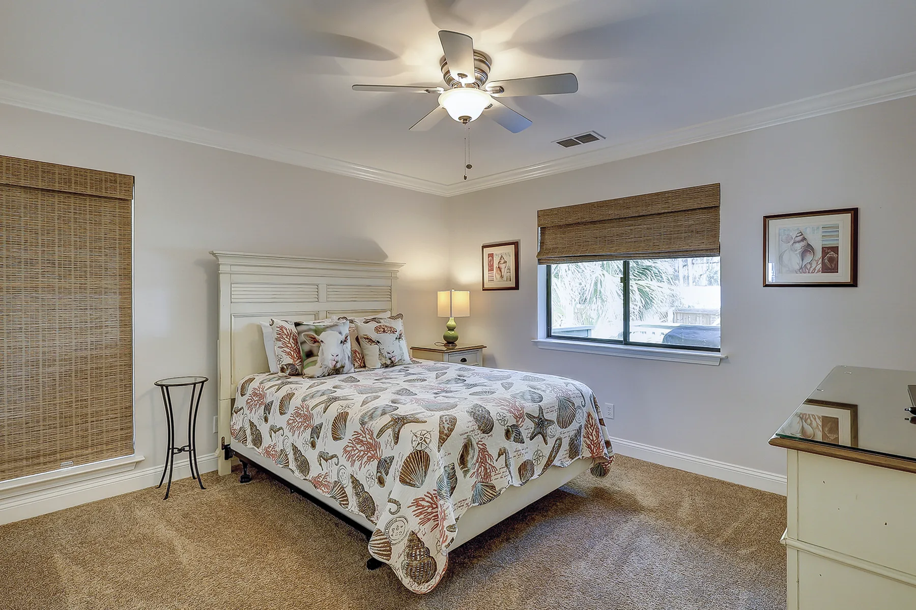Dormitorio con cama queen