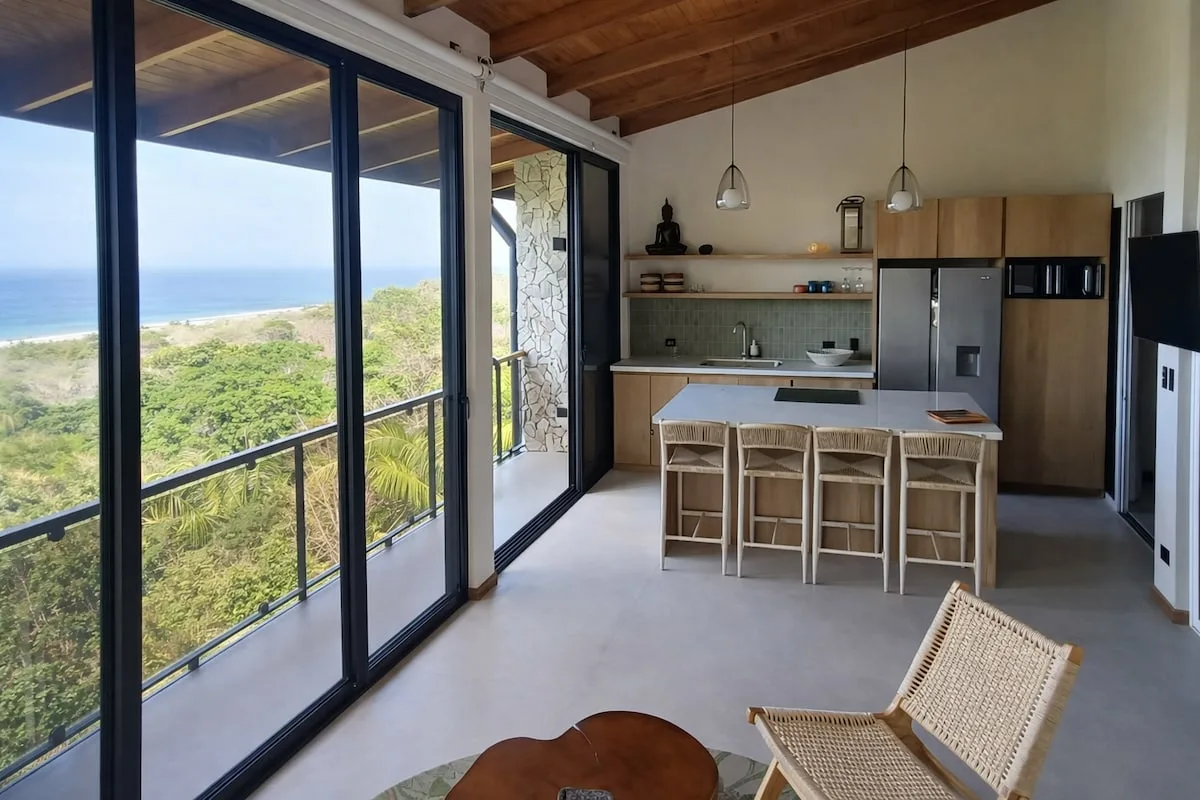Cocina con salida al balcón