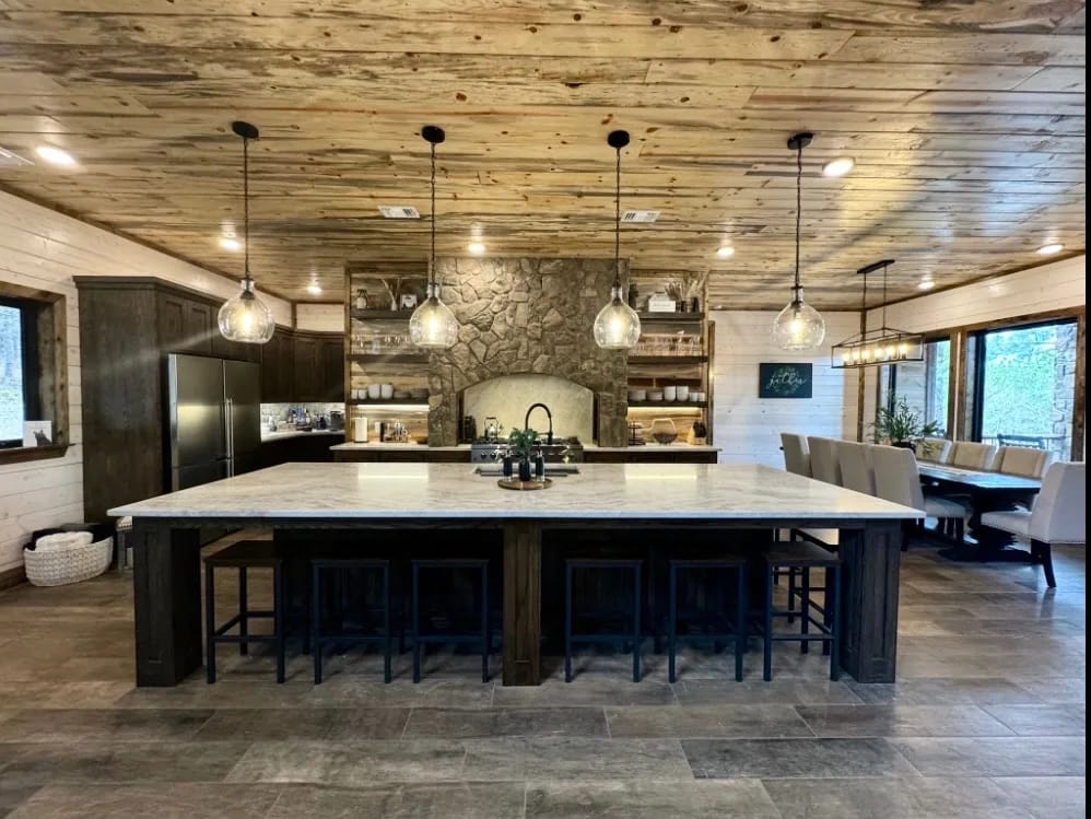 Equipped kitchen and dining island