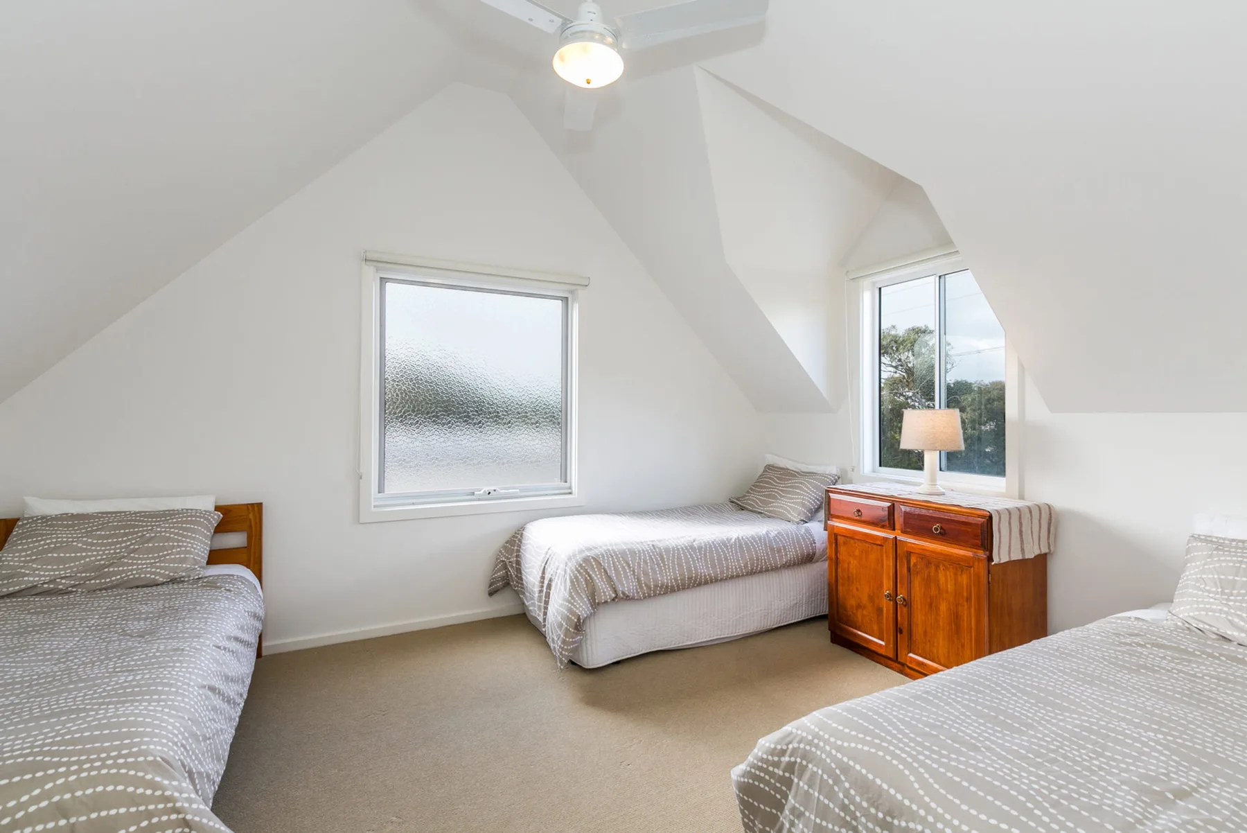 Dormitorio con camas individuales