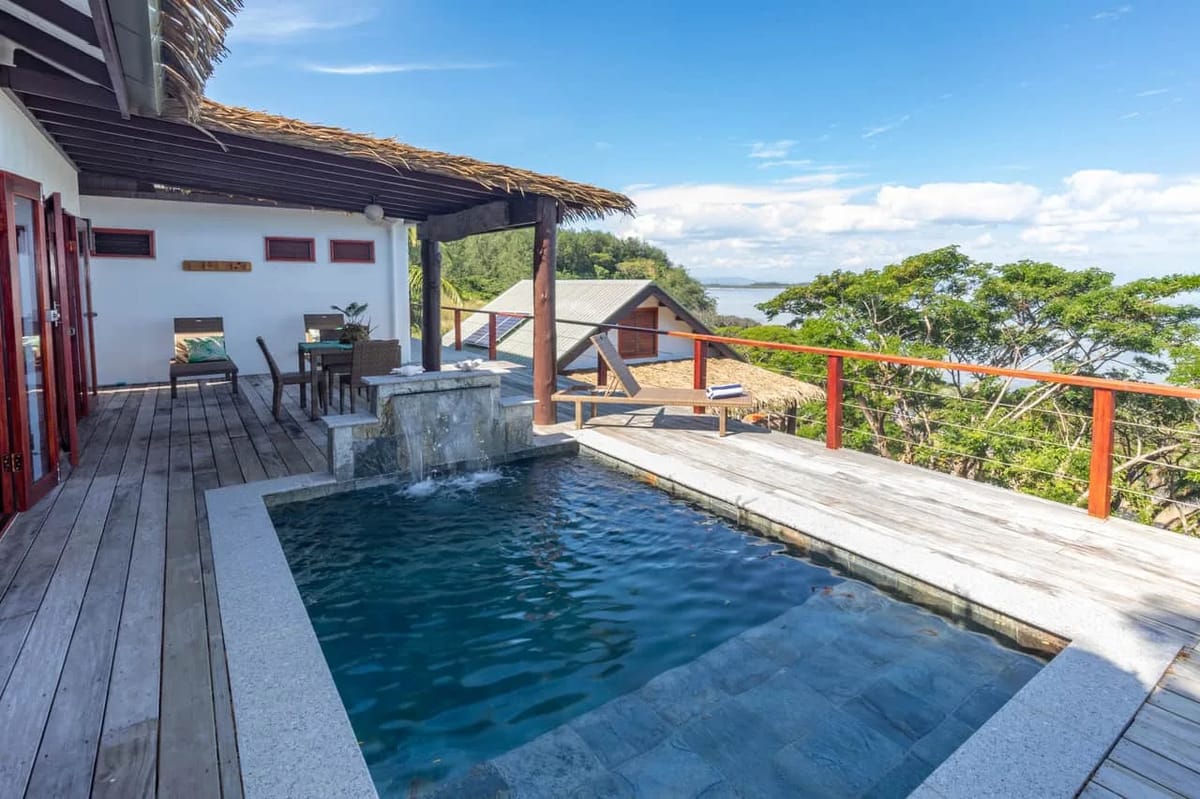 Villa y piscina con vistas al océano