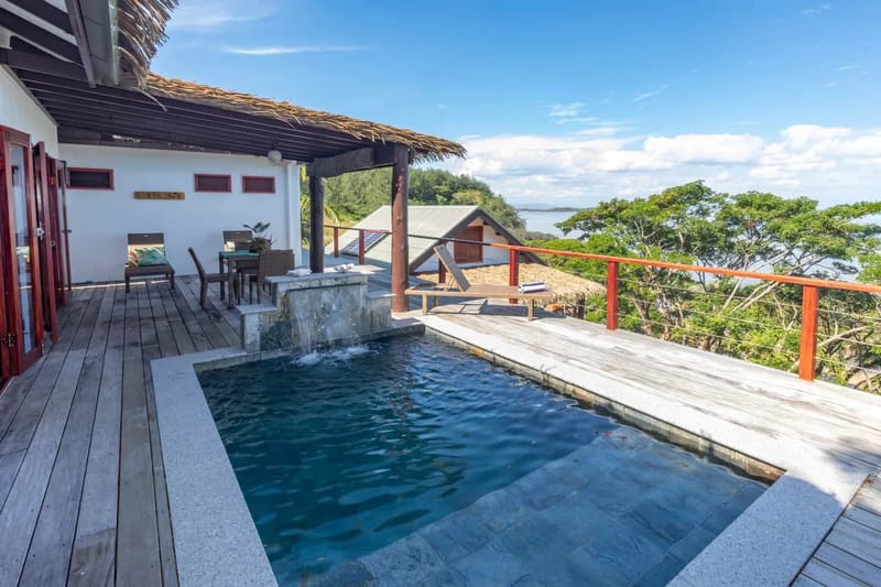 Villa y piscina con vistas al océano