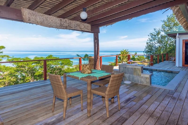 Comedor cubierto con vistas al mar