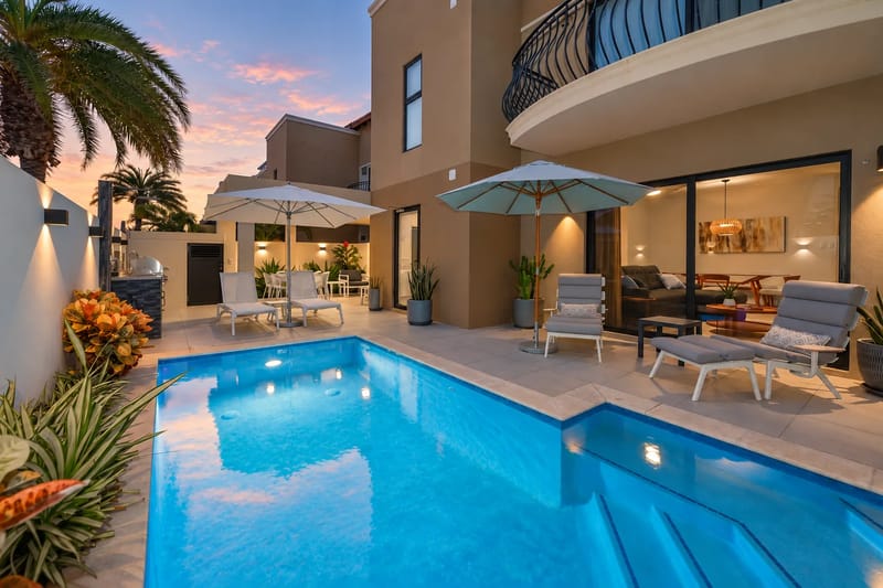 Piscina privada al atardecer