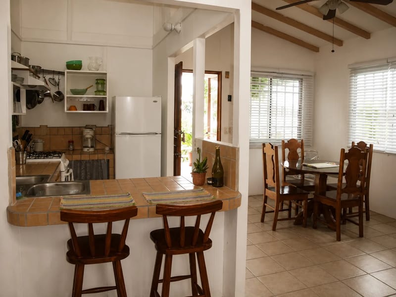 Cocina y comedor en un alojamiento vacacional en Golfito