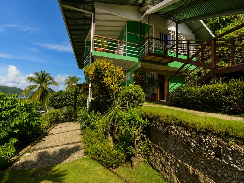 Alojamiento vacacional verde en Golfito con jardines exuberantes.