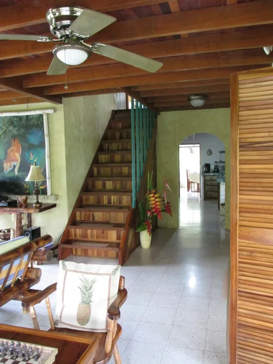 Vestíbulo de entrada y escalera