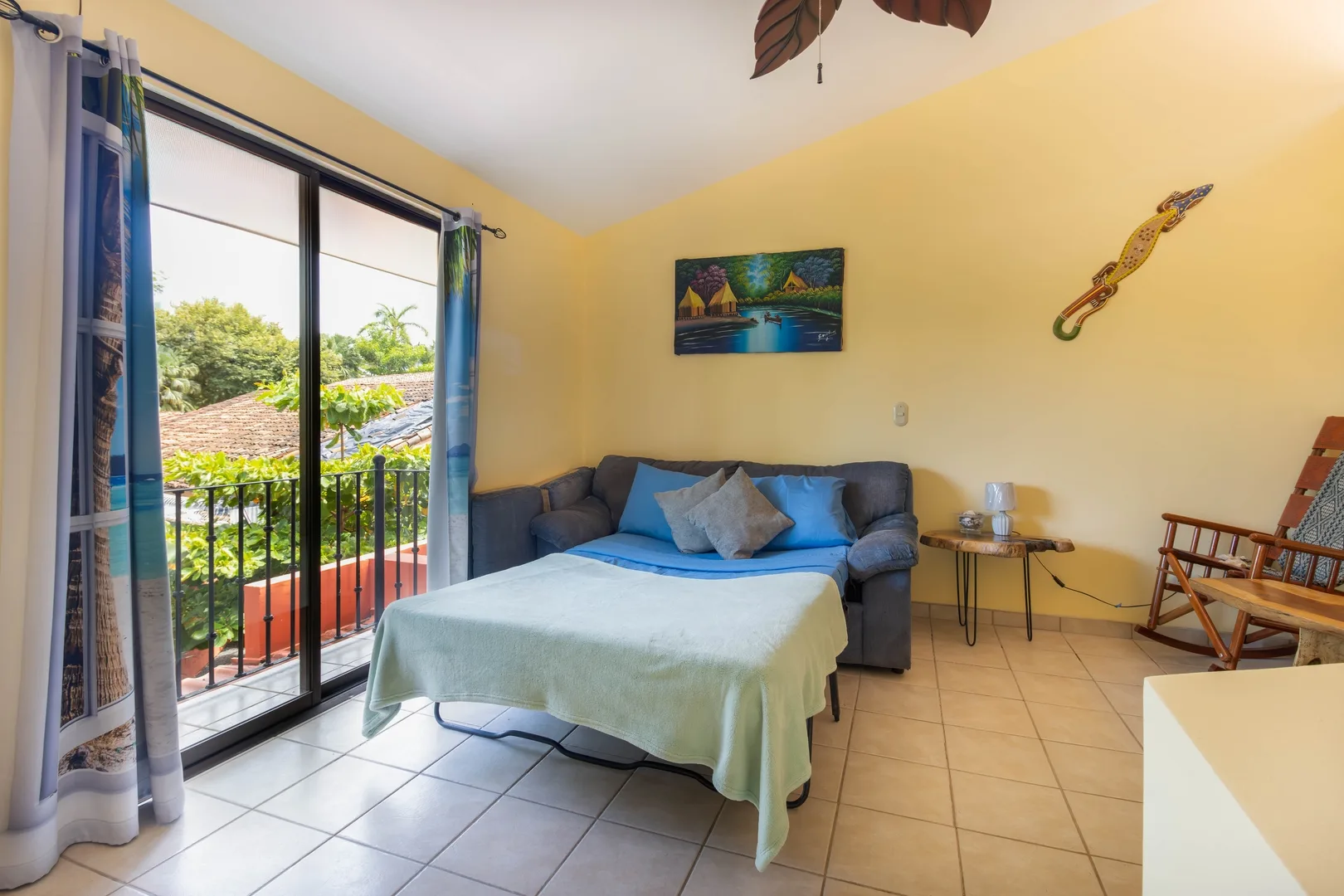 Las Palmas Oasis: 1 Bedroom w/ Loft, NEW Kitchen!