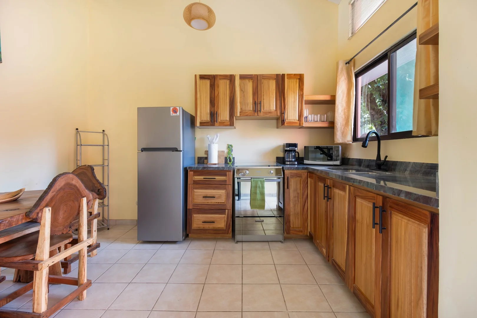 Las Palmas Oasis: 1 Bedroom w/ Loft, NEW Kitchen!