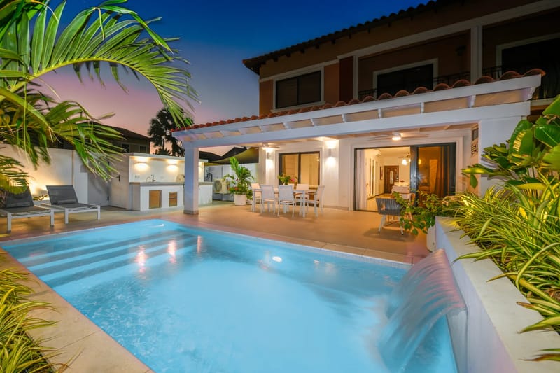 Piscina privada al atardecer