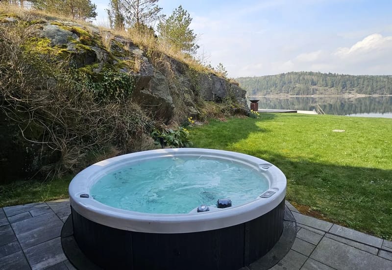 Casa en Munkedal - Cabaña de troncos con piscina, sauna y embarcación junto al castillo de Torreby | SE09080