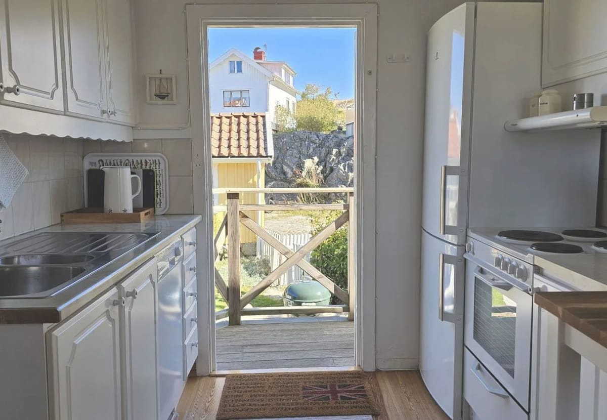 House in Ellös - Charming cottage by the sea in Stocken | SE09171