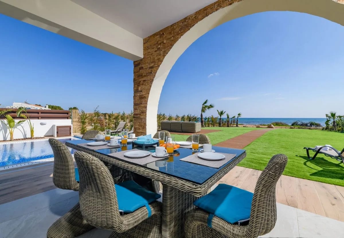 Serenity Seafront Villa - Photo 4
