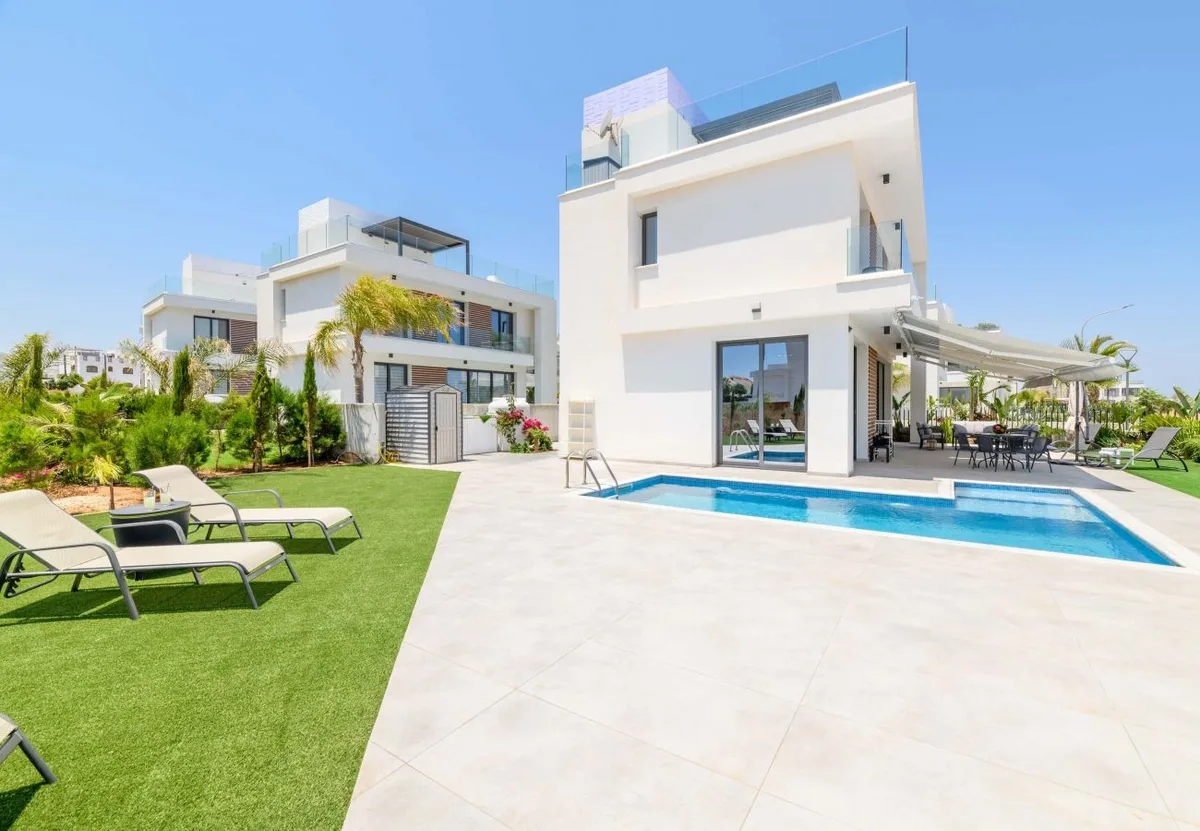 By The Beach - Emerald Seaview Villa