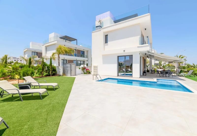 By The Beach - Emerald Seaview Villa