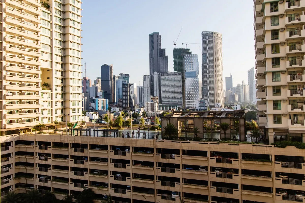 Edificios altos enmarcan el horizonte urbano, con una terraza en primer plano.