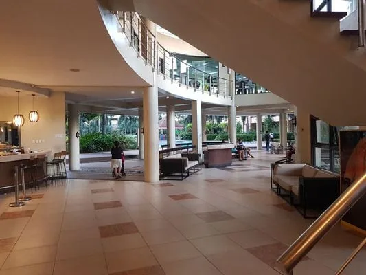 Un amplio vestíbulo interior cuenta con una zona de asientos y un balcón curvo en la planta superior.