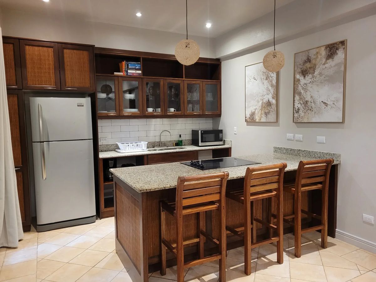 Fully equipped kitchen and breakfast bar