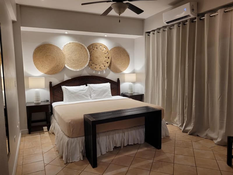 Dormitorio con decoración de pared tejida