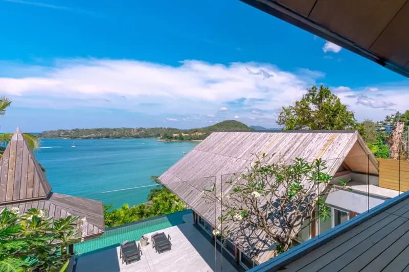 Laemsingh Villa · Villa de 4 dormitorios frente al océano con piscina, playa de Surin, Phuket — foto 3