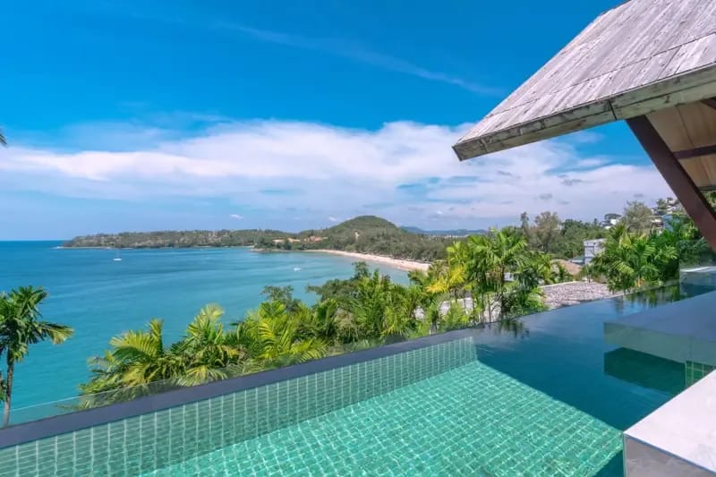 Laemsingh Villa · Villa de 4 dormitorios frente al océano con piscina, playa de Surin, Phuket — foto 1