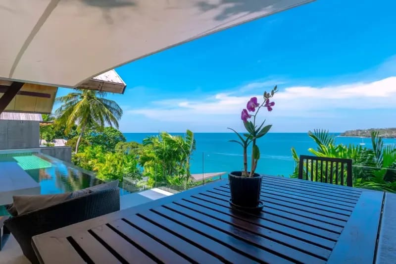 Laemsingh Villa · Villa de 4 dormitorios frente al océano con piscina, playa de Surin, Phuket — foto 2