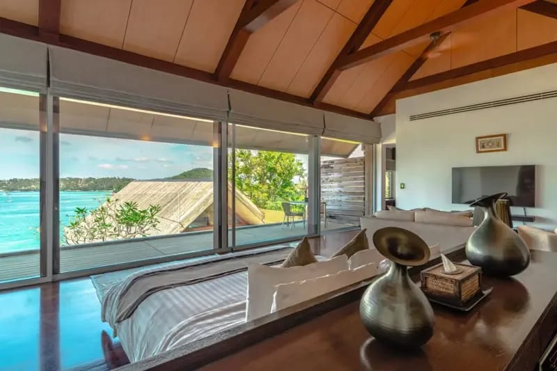 Laemsingh Villa · Villa de 4 dormitorios frente al océano con piscina, playa de Surin, Phuket — foto 5