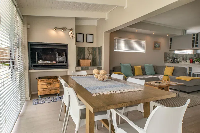 Una sala-comedor de concepto abierto con una mesa de comedor y asientos.
