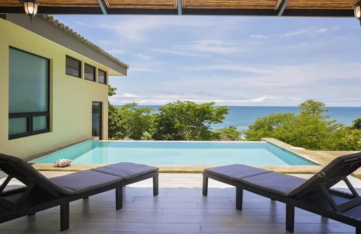 Vista hacia el Pacífico sobre la piscina desde Casa Tortuga, Rancho Santana, Nicaragua