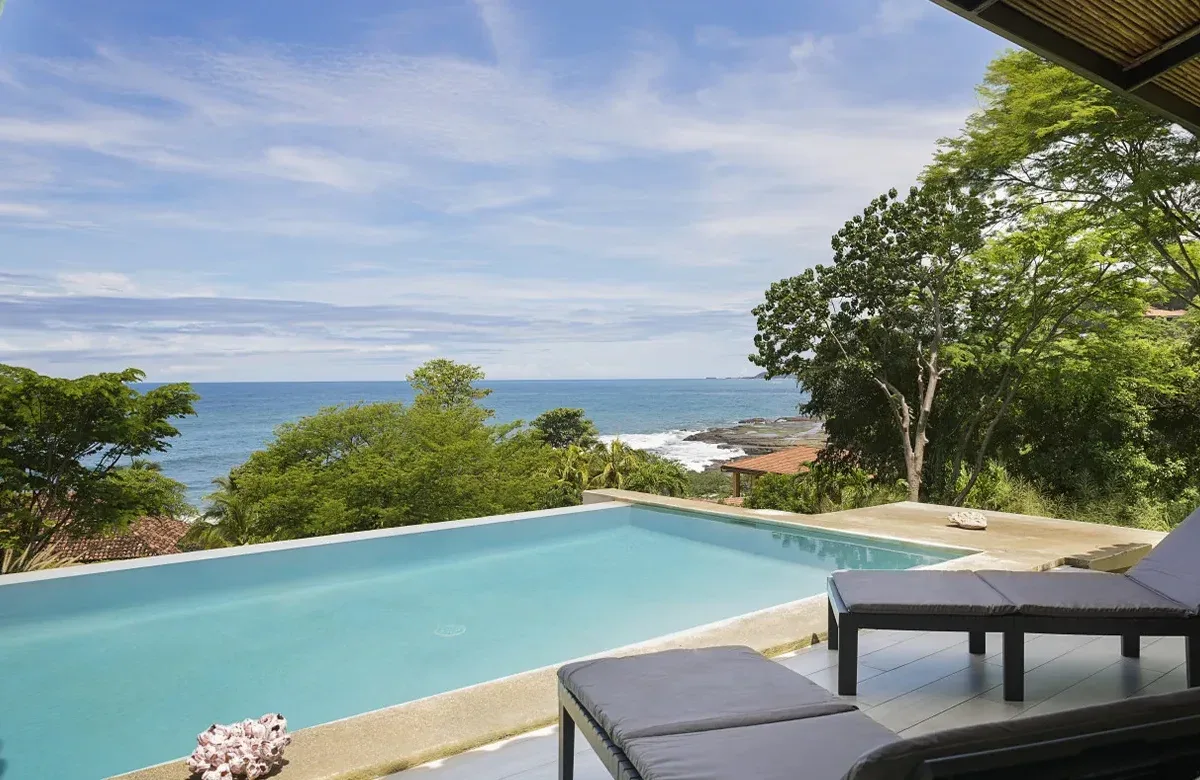 Terraza junto a la piscina en Casa Tortuga, Rancho Santana, Nicaragua