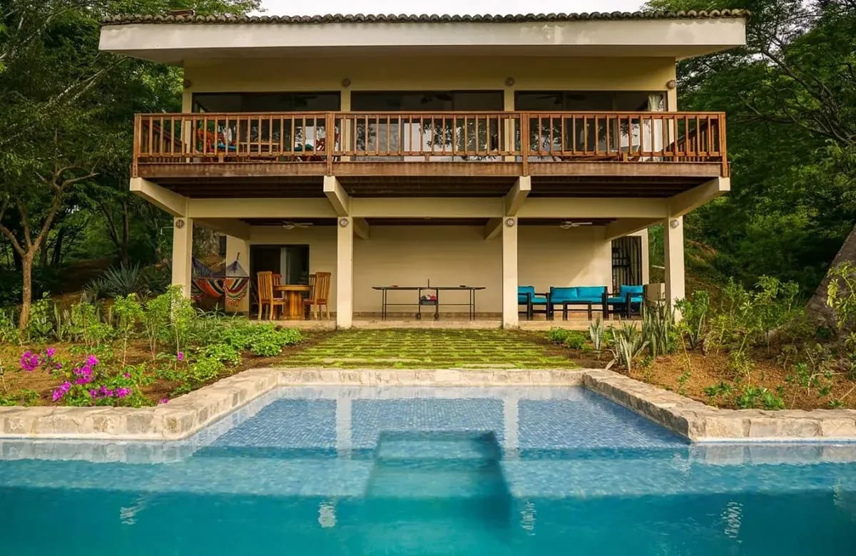 Impresionante-casa-de-playa-en-Rancho-Santana-Casa-Carolina-piscina