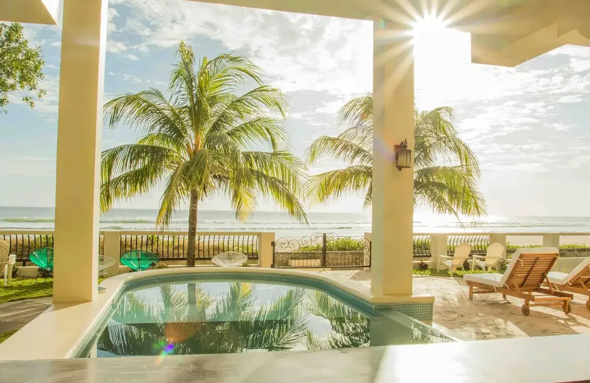 Elegante-Casa-Frente-a-la-Playa-en-Playa-Guasacate-vista-al-océano